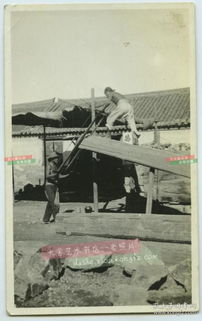 泛银光影下的协作 民国烟台芝罘木工老照片中的双人锯木技艺